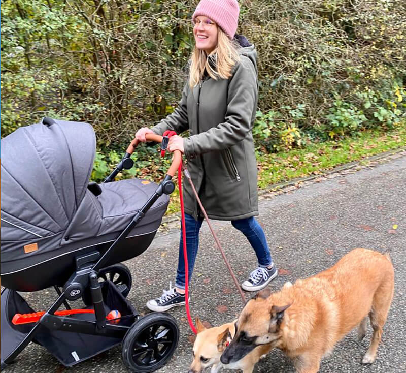 Lotte buiten met de hondjes - zwangerschapskilo's eraf binnen 12 weken - Vet Verlies Challenge